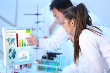 Tıbbi teknisyenler laboratuvarda çalışan