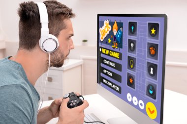 Bilgisayar Oyunları Oynayan Adam 