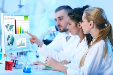 Tıbbi teknisyenler laboratuvarda çalışan