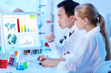 Tıbbi teknisyenler laboratuvarda çalışan