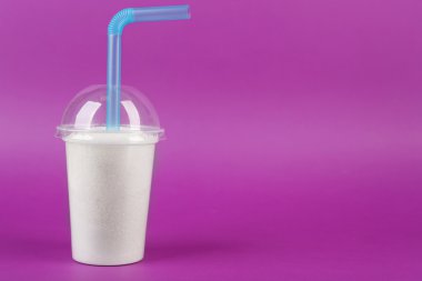 Plastik yüzlü fincan toz şeker ve mor zemin üzerine kokteyl tüp ile