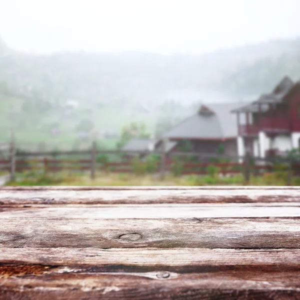 Table en bois sur nature floue — Photo