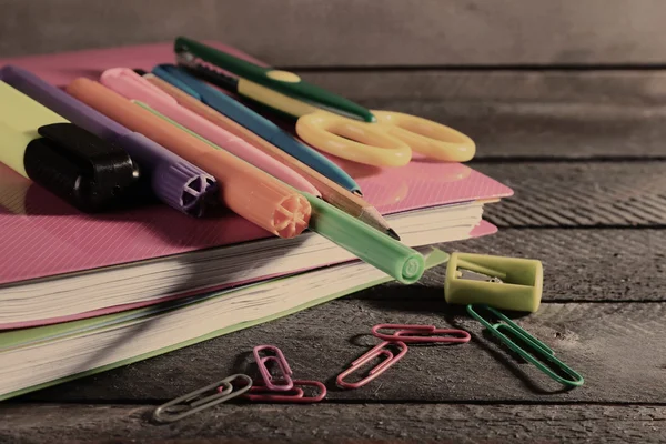 Kleurrijke briefpapier op houten tafel — Stockfoto