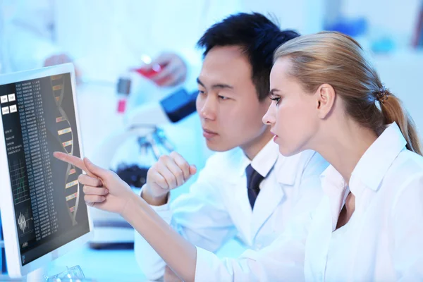 Medische technici werken in laboratorium — Stockfoto