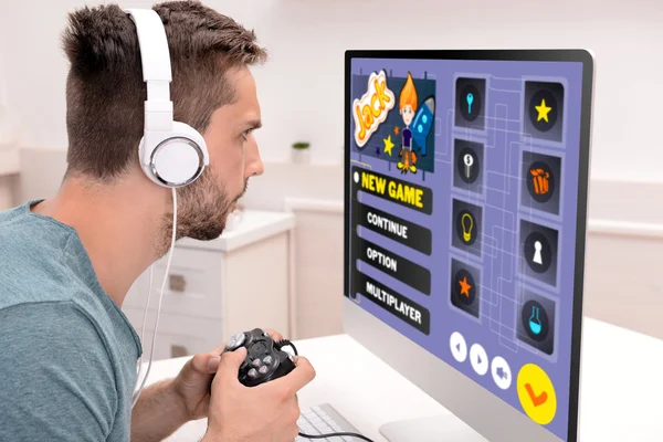 Mann spielt Computerspiele — Stockfoto