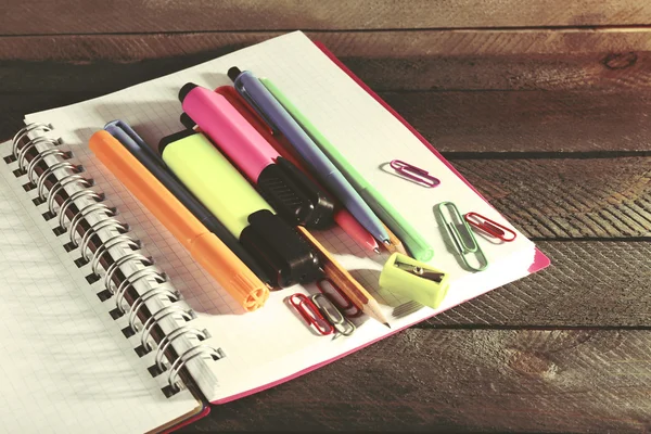 Papelería colorida en mesa de madera — Foto de Stock