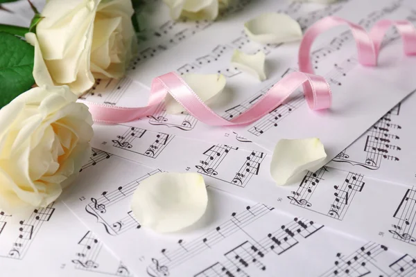 楽譜に美しいバラの花 — ストック写真
