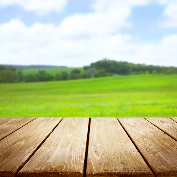Drewniany stół na natura niewyraźne — Zdjęcie stockowe