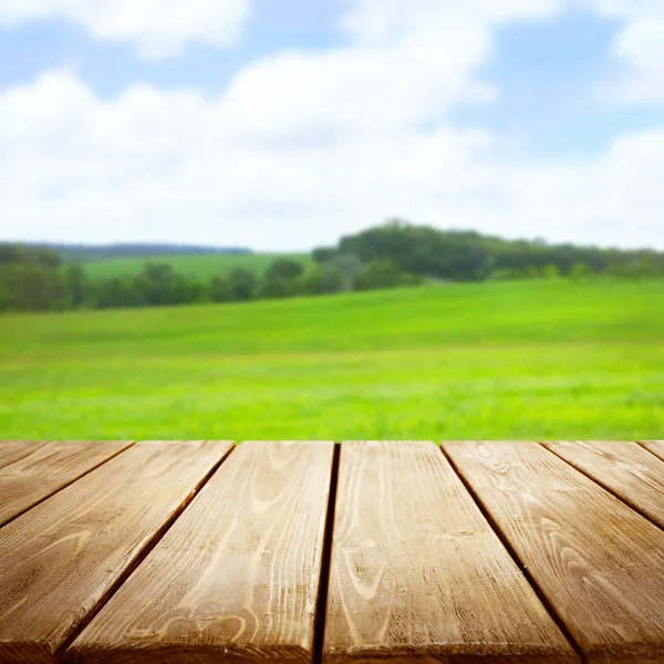 Träbord på suddiga natur — Stockfoto