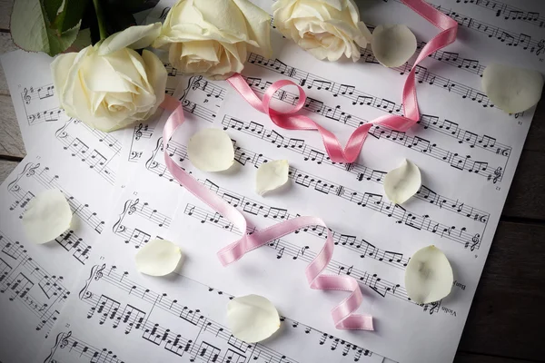 Beautiful roses on music sheets — Stock Photo, Image