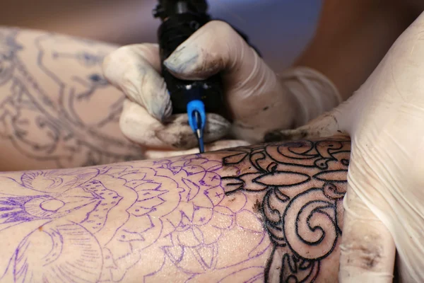 Proceso de hacer tatuaje —  Fotos de Stock