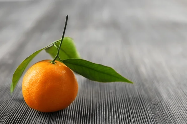 Frische Mandarinen mit Blättern auf Holztisch, Nahaufnahme — Stockfoto