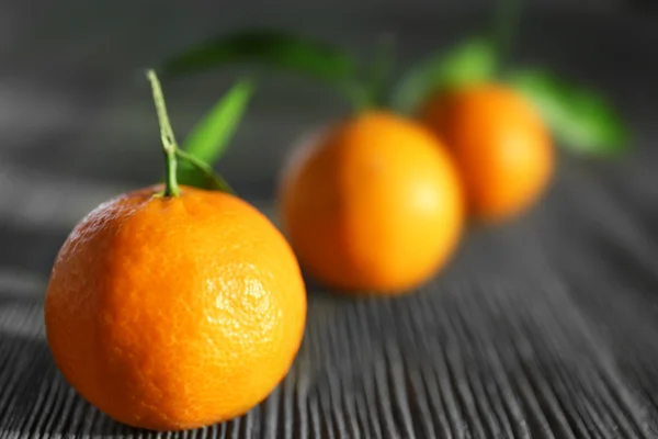 Mandarines fraîches avec feuilles sur table en bois, gros plan — Photo