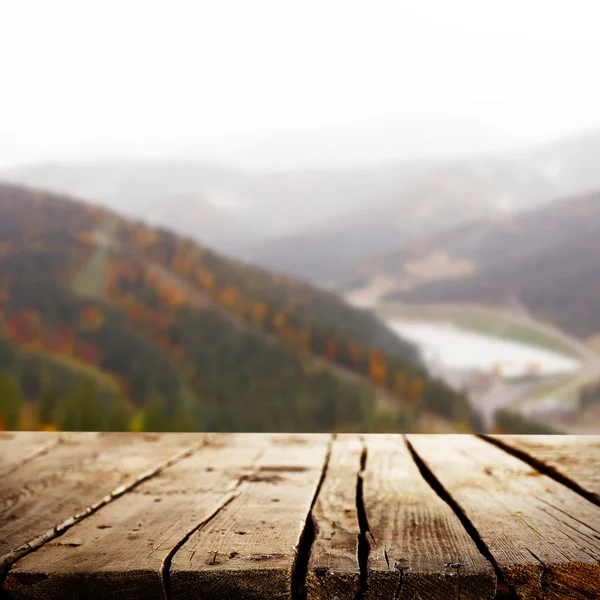 Holztisch über verschwommene Natur — Stockfoto