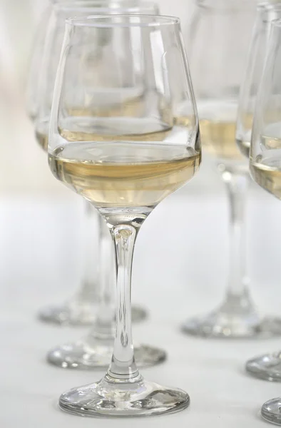 Weißweingläser auf dem Tisch in Großaufnahme — Stockfoto
