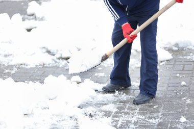 Bir sürücü yolda açık havada kar kürekle sonra blizzard dostum
