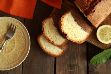 Ahşap masa üstten görünüm üzerinde limon ile lezzetli tatlı pasta ekmek