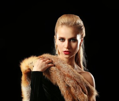 lüks kürk ile genç kadın
