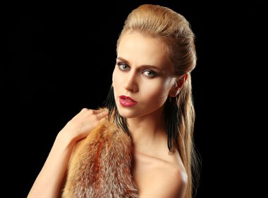 lüks kürk ile genç kadın