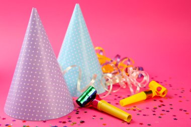 İki doğum günü şapka ile serpantin flama  