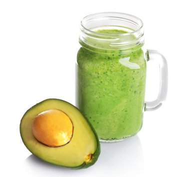 Beyaz izole taze avokado kokteyl ve avokado meyve kavanoz