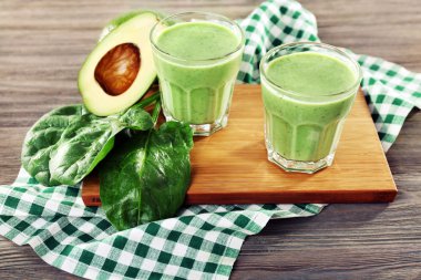 Avokado ıspanaklı kesme tahtası üzerinde kokteyl