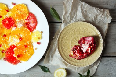 Kesme turuncu ve nar plaka üzerinde