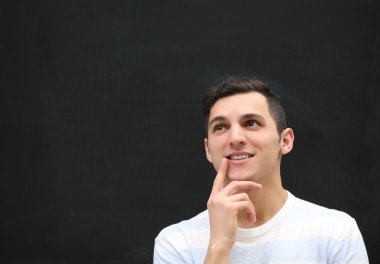 Çekici genç adam. 