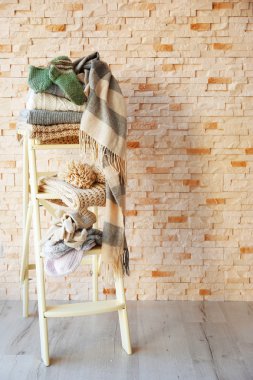Ahşap merdiven rahat örme elbise yığını.