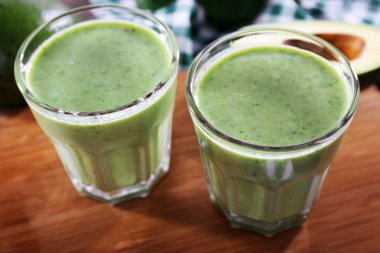 Avokado kesme tahtası üzerinde kokteyl