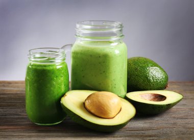 Avokado gri arka plan önünde masada kokteyl