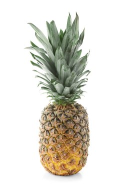 Taze ananas beyazda izole edilmiş.