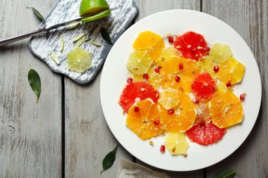 Kesme turuncu plaka üzerinde