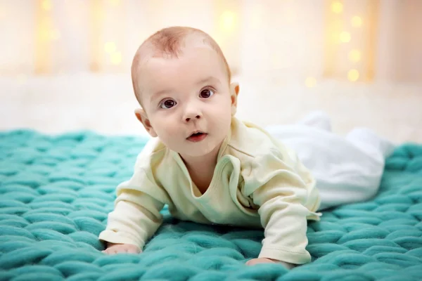 Underbar bebis på stickad Pläd — Stockfoto