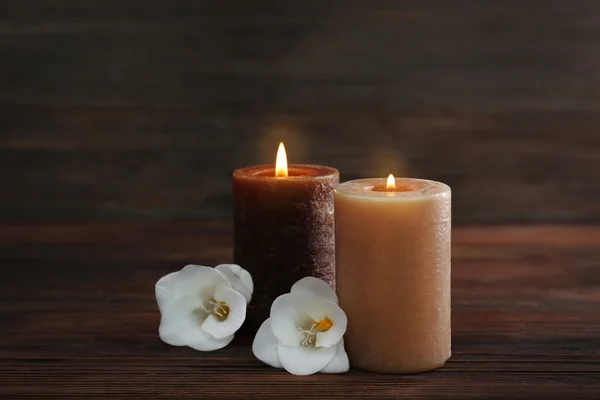 Цветы с зажженными свечами — стоковое фото