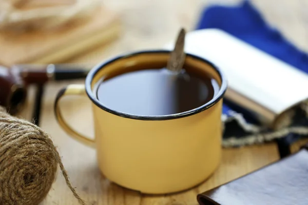 Ahşap bir masa üzerinde bir şişesi ile güçlü kahve fincan kadar yakın — Stok fotoğraf