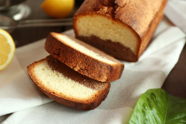 Heerlijke zoete taart brood met citroenen op servet closeup — Stockfoto