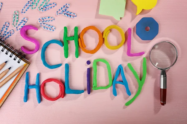 Inscrição SCHOOL HOLIDAY de plasticina colorida — Fotografia de Stock
