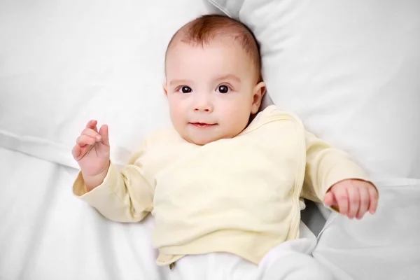 Aimer bébé couché sur un lit doux — Photo