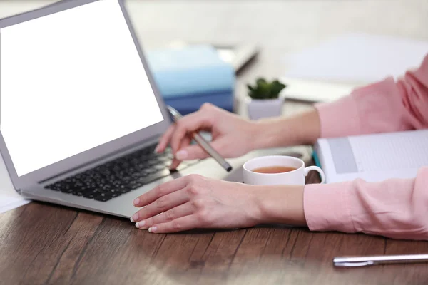 Femme d'affaires tapant sur le clavier dans le bureau — Photo