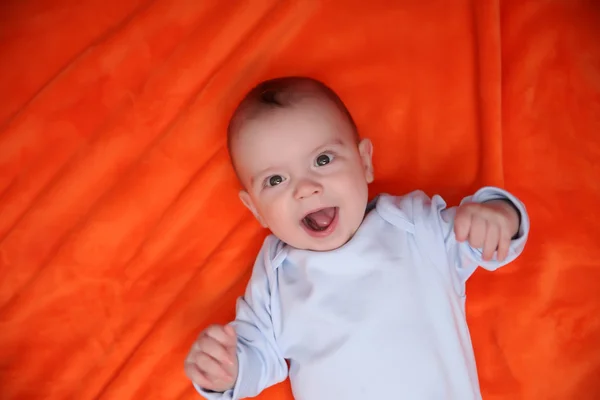 Beau bébé sur fond orange — Photo