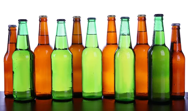 Пляшки пива ізольовані на білому — стокове фото