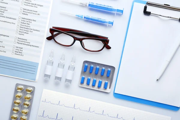 Mesa del médico con medicamentos — Foto de Stock