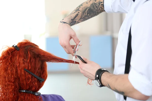 Friseur schneidet rote Locken — Stockfoto