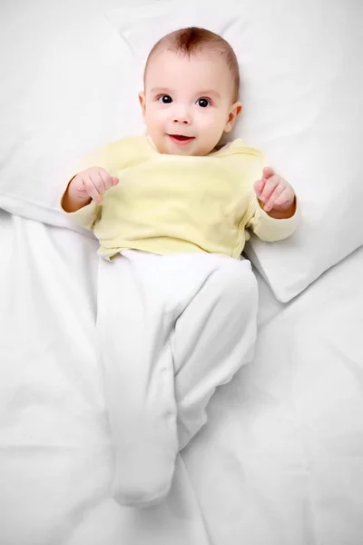 Aimer bébé couché sur un lit doux — Photo