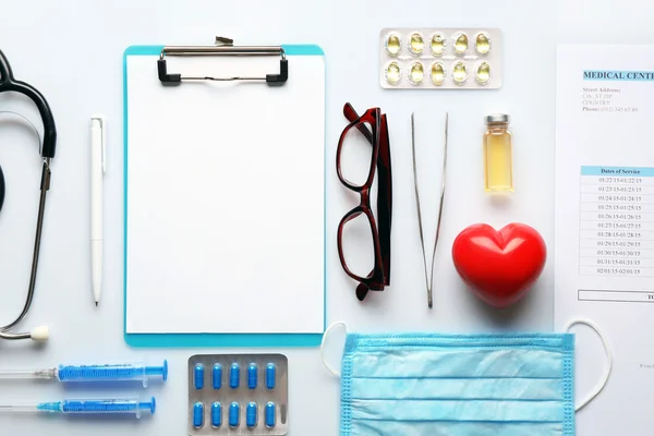 Mesa médica com medicamentos — Fotografia de Stock