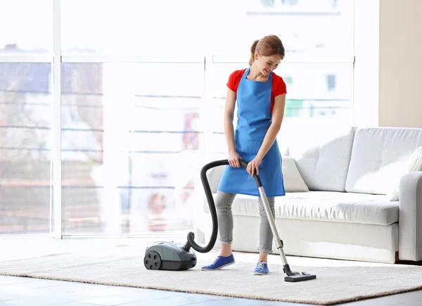 Jeune femme avec aspirateur — Photo