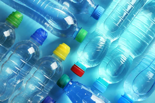 Чистая вода в бутылках — стоковое фото