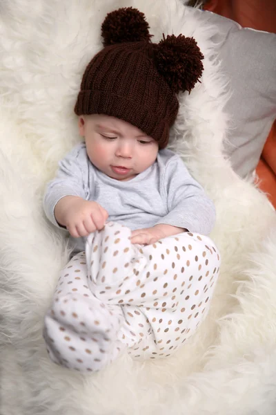 Adorable bebé en sombrero de punto marrón —  Fotos de Stock