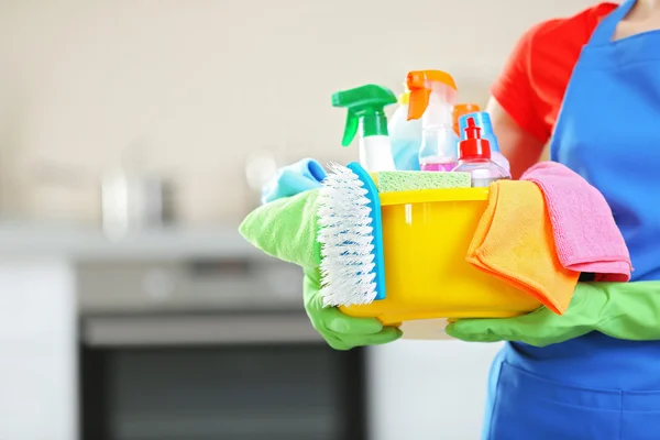 Vrouw houdt bekken met het wassen van vloeistoffen — Stockfoto